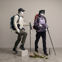 Mannequin de randonnée athlétique en FRP avec base métallique, mannequin de corps entier pour vêtements de trekking, idéal pour la présentation en vitrine de vêtements d'extérieur