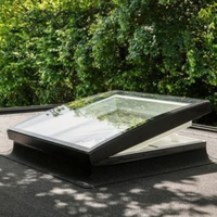 Fenêtre de toit fixe moderne en aluminium pour la ventilation, idéale pour les greniers, salles de bain, chambres et projets de construction.