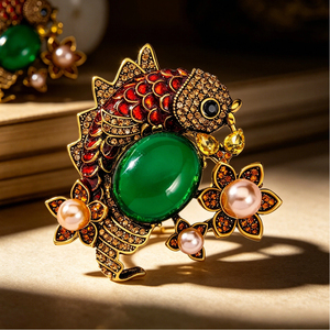 Broche de Lujo con Perlas y Diamantes de Imitación de Pez Koi, Pin de Solapa Vintage con Diseño de Animal, Broche de Aleación de Zinc Estilo Chino para Decoración de Vestidos y Trajes de Mujer - Product Image 1