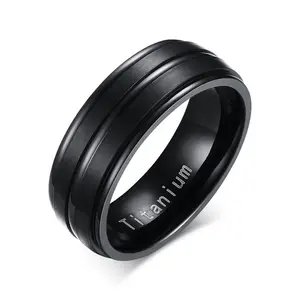 แหวนไทเทเนียมสีดำสำหรับผู้ชายและผู้หญิงแหวนออกแบบได้ตามต้องการ
