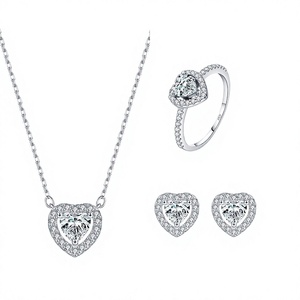 Ensemble de bijoux de mariage et de fiançailles en moissanite romantique de luxe léger, plaqué rhodium, argent sterling 925, bague et boucles d'oreilles en forme de cœur - Product Image 2