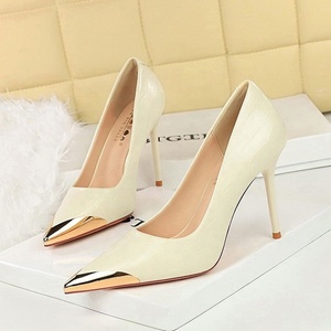<span class=keywords><strong>Scarpe</strong></span> <span class=keywords><strong>con</strong></span> <span class=keywords><strong>Tacco</strong></span> Alto di Alta Qualità per Donne, Décolleté a Punta <span class=keywords><strong>con</strong></span> Decorazione in Ferro, <span class=keywords><strong>Scarpe</strong></span> da Sposa per la Sposa - Product Image 4