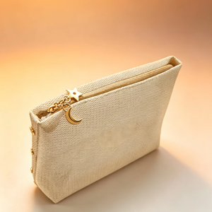 Pochette cosmétique de luxe en fil d'or, ornée d'un détail en forme de croissant doré et d'un motif matelassé diamanté, parfaite pour les voyages. - Product Image 1