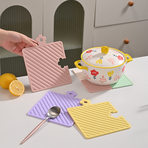 Tapete de Silicona Moderno y Minimalista para Secar, Aislante del Calor para Encimeras de Cocina, Antideslizante, Cuadrado, con Drenaje, Personalizable, Hearthouse - Product Image 6