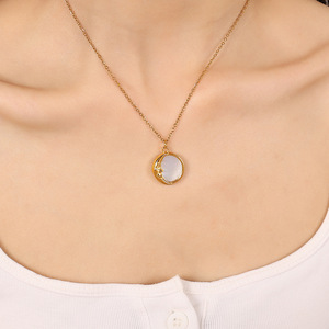 Collar de acero inoxidable chapado en oro de 18 quilates estilo Ins con colgante de luna de nácar blanco para mujer, joyería de regalo. - Product Image 4