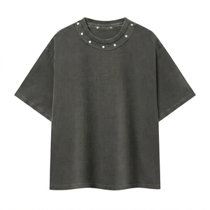 T-shirt unisexe oversize à clous Y2K, en coton délavé vintage, style streetwear gothique avec clous métalliques - Product Image 1