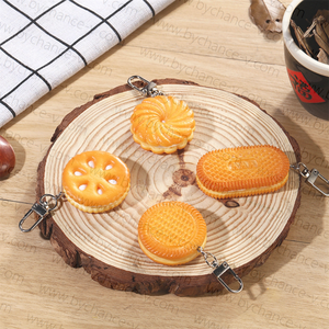 Accessori alla moda simpatici portachiavi biscotti artificiali per prodotti da forno e supermercato regalo promozionale e decorazione stagionale - Product Image 4
