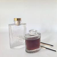 Vente directe en gros du fabricant – Vases diffuseurs d'arômes ovales en verre 200 ml et 100 ml, minimalistes, à rayures verticales, avec marquage à chaud