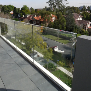 ระบบราวบันไดกระจกอลูมิเนียม U | ลูกกรงกระจกนิรภัยในร่มสำหรับชั้นลอยและขอบห้องใต้หลังคา - Product Image 3