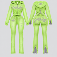 Ensemble de survêtement vintage 2 pièces pour femme avec logo personnalisé du fabricant OEM, respirant, comprenant un sweat à capuche court et un pantalon de survêtement à taille élastique et ourlet fendu