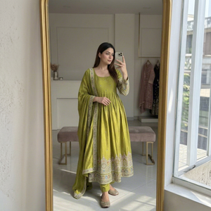 Ensemble Anarkali vert brodé avec dupatta, longueur ras du sol, tenue traditionnelle indienne et pakistanaise pour femme, coupe ample en soie, idéal pour les mariages - Product Image 1