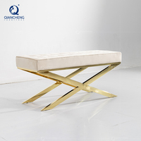 Nouveau design moderne : Tabourets et ottomanes en velours, meubles de salon et de chambre, banquette de bout de lit capitonnée avec pieds en métal