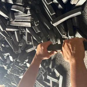 Carbón vegetal en briquetas de aserrín cuadradas B para parrilladas familiares, venta al por mayor, embalaje estándar de 15 kg en caja. - Product Image 2