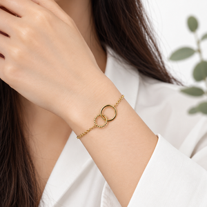 Bracelet à double cercle entrelacé, chaîne fine en acier inoxydable plaqué or 14 carats sous vide, fermoir réglable à ressort - Product Image 6