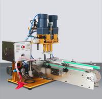 Machine de capsulage de bouteilles de bec de canard entièrement automatique avec bande transporteuse Capsuleuse de capsulage de bouteilles d'huile essentielle Pneumatique