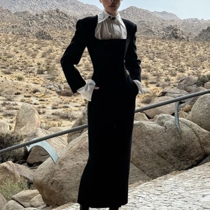 <span class=keywords><strong>Abito</strong></span> lungo <span class=keywords><strong>nero</strong></span> moderno a contrasto con colletto a camicia e design doppiopetto, ideale per l'ufficio, il pendolarismo e feste cocktail - Product Image 2