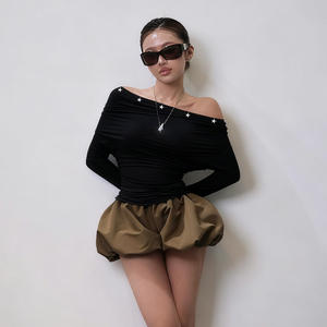 Camiseta de Moda Chic con Diseño Exclusivo y Elegante, Top Metálico con Estrellas y Hombros Descubiertos, Manga Murciélago, Ropa de Mujer - Product Image 5