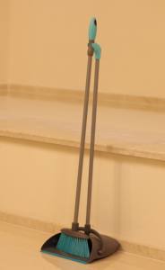 Venta caliente herramienta de limpieza del hogar doble peine dientes soporte vertical escoba recogedor conjunto mango largo recogedor de plástico cepillo plegable - Product Image 4