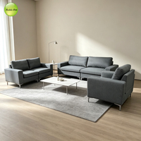Nouvel ensemble de canapés en tissu au design minimaliste, 2 et 3 places, avec accoudoirs carrés épais et pieds en bois foncé mat, idéal pour les salons familiaux ou plans ouverts.