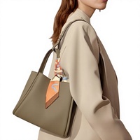 Sac bandoulière femme en cuir de vachette avec fermeture éclair, fermoir magnétique souple, nœud tressé, coutures, été 2025, usage quotidien