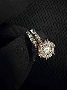 Anillo de plata 925 chapado en oro rosa con halo ovalado de diamantes, conjunto de joyería brillante para boda o compromiso. - Product Image 1