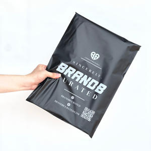 Sac d'emballage personnalisé noir mat écologique avec logo doré brillant, enveloppe autocollante recyclable pour produits cosmétiques - Product Image 3