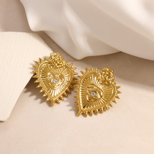 Boucles d'oreilles clous en forme de cœur plaqué or 18 carats, serti clos œil maléfique, style gothique rétro, bijoux de mode - Product Image 3