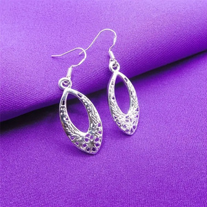 Orecchini a Gancio con Motivo Traforato Stile Vintage Chic, Gioielli per Orecchie da Donna per Feste e Outfit Quotidiani - Product Image 3