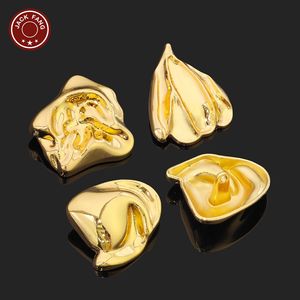 Botones de Metal con Forma Irregular Personalizados de Button Factory, Botones Elegantes Dorados con Logotipo Grabado para Accesorios de Ropa - Product Image 4