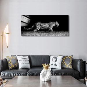 Majestueuze Sprong: De Stille Jagerslakprint Op Canvasdrukkunst - Product Image 6