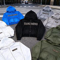 Veste à capuche streetwear personnalisée pour homme, avec broderie de patchs et lettrage, style urbain, cloutée et vieillie, zippée