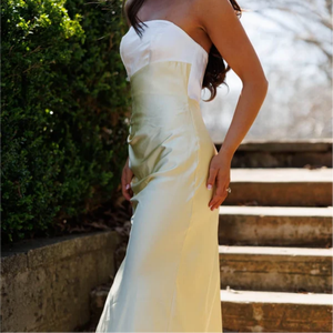 Robe midi élégante en satin sans bretelles avec fente latérale et détail froncé pour les soirées estivales - Product Image 2