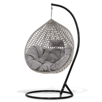 Fauteuil suspendu d'extérieur en forme d'œuf au design contemporain avec structure métallique durable et de haute qualité, coussin imperméable et rotin PE