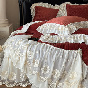 Ensemble de jupe de lit en polaire pour bébé, quatre pièces, motif floral rouge brodé, housse de couette chaude avec bordure en dentelle pour literie bébé - Product Image 5