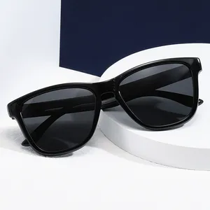 Lunettes de soleil polarisées à monture noire avec logo personnalisé pour hommes et femmes Lentille en verre UV400 Lunettes de soleil à lentille miroir TAC pour sports de plein air - Product Image 3