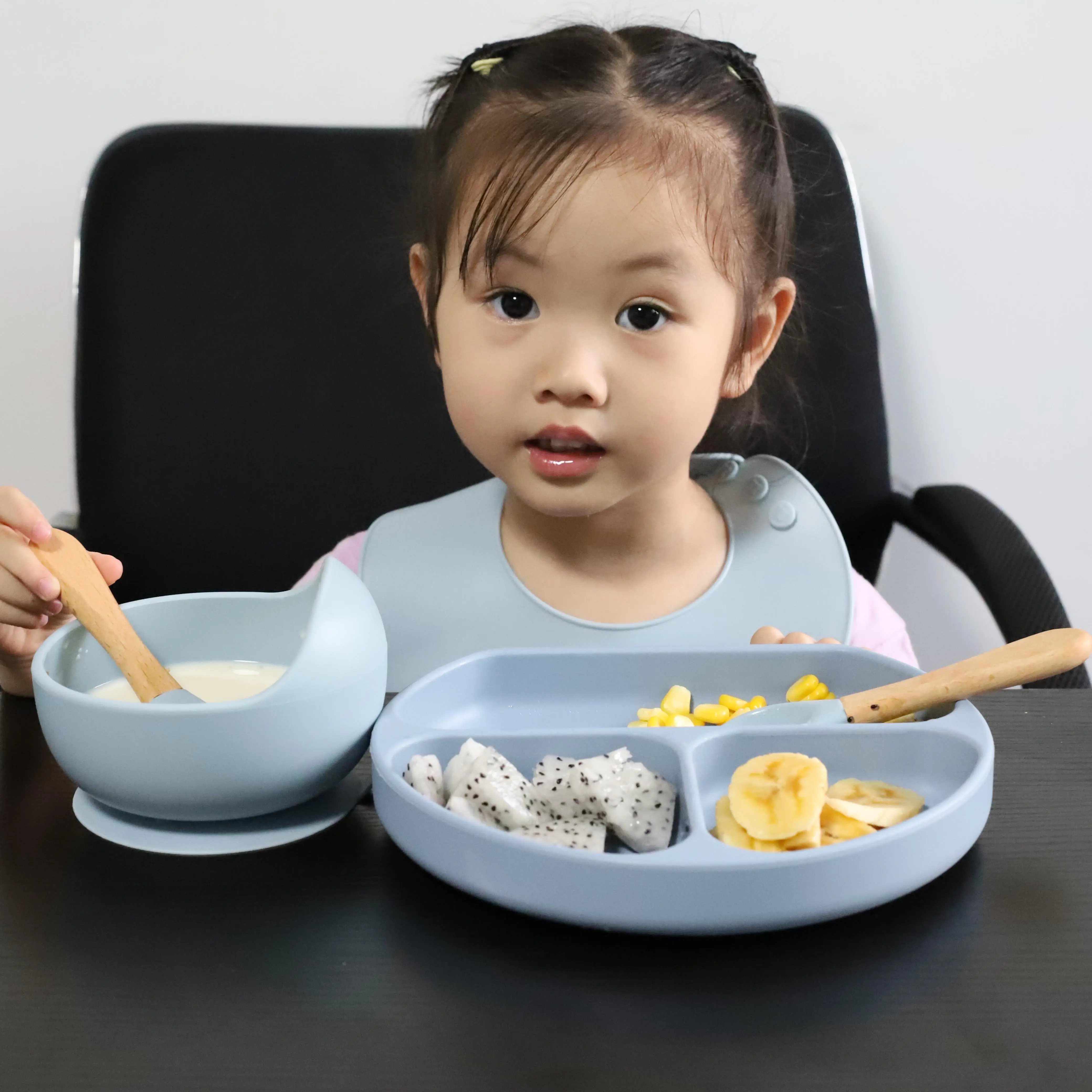 Eco Friendly Non tossico Bpa piastra di aspirazione gratuita ciotola cucchiaio forchetta bavaglino Silicone bambino che mangia Set di alimentazione con coperchio