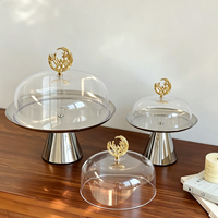 Support à gâteau élégant et écologique en acier inoxydable de luxe avec couvercle en acrylique transparent et bouton sculpté doré pour la présentation de desserts