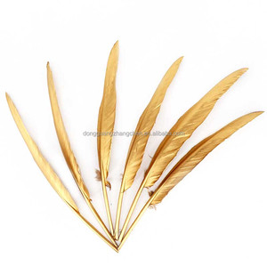 Vente en gros de plumes de pointe d'oie en <span class=keywords><strong>or</strong></span> naturel de 30 à 35cm teintes de <span class=keywords><strong>couleur</strong></span> dorée pour les décorations de mariage de carnaval, artisanat, vêtements à motifs bruts - Product Image 2