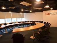 Table de réunion de négociation de bureau de conférence ovale en forme de U personnalisé haut de gamme avec chaises