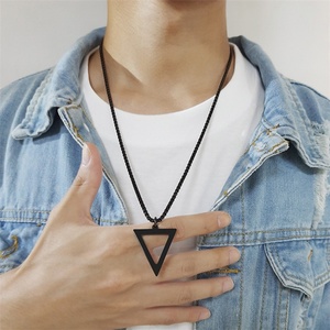 Collar con Colgante Triangular Hueco de Acero Inoxidable Chapado en Oro Personalizado para Hombre, Joyería Masculina en Oferta - Product Image 4
