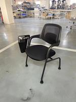 Chaise en plastique grise d'étude d'école de formation avec la tablette
