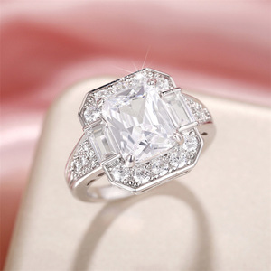 Anello con Zircone Rettangolare per Donne, Elegante Gioiello da Dito alla Moda - Product Image 1