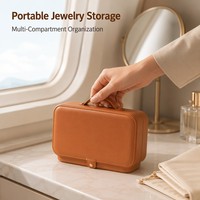 Boîte à bijoux en cuir PU marron avec 8 crochets pour colliers, support pour boucles d'oreilles, emplacements pour bagues, intérieur en velours à 6 compartiments, étui de voyage