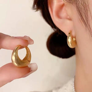 Élégantes Boucles d'Oreilles Créoles Rondes Texturées Haut de Gamme Plaqué Or 22K Brossé pour Cadeaux d'Anniversaire - Product Image 3