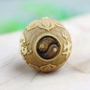 Cuentas redondas de madera de ciprés Cliff de 20 mm con patrón Bagua para la fabricación de pulseras - Product Image 1