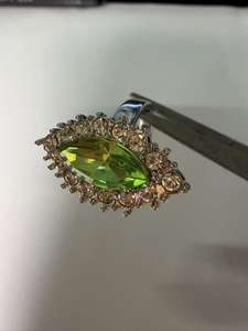 Bague Traditionnelle Ajustable en Cristal de Verre Multicolore Plaqué Or avec Pierre Précieuse Naturelle Arc-en-Ciel pour Femme Fabriquée en Chine - Product Image 2