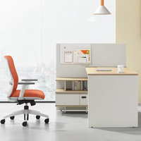 Bureau de travail en forme de L moderne pour employés avec armoire de rangement latérale et cloison acoustique pour l'intimité