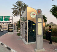 Abri de bus intelligent pour ville connectée avec porte automatique de type fermé, recharge sans fil et écran solaire pour les marchés émergents du Moyen-Orient