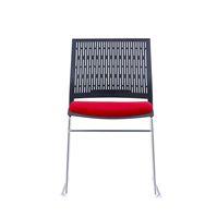 Chaise de visiteur moderne en plastique avec base chromée, dossier ventilé, empilable, pour réunions et événements