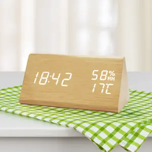 사용자 정의 온도계 습도계 알람 시계 습도 온도 디스플레이와 홈 장식 나무 디지털 삼각형 탁상 시계